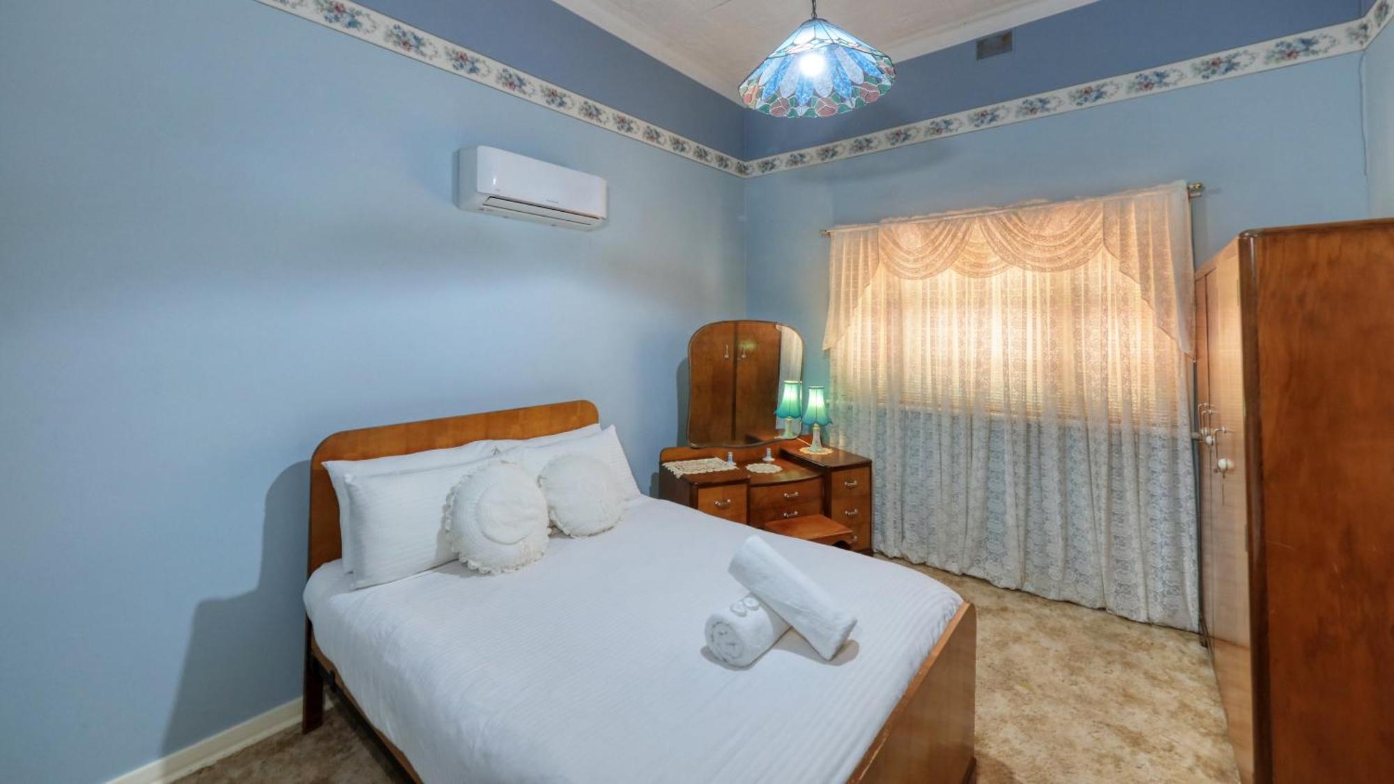 Charles Rasp Motor & 3* Broken Hill