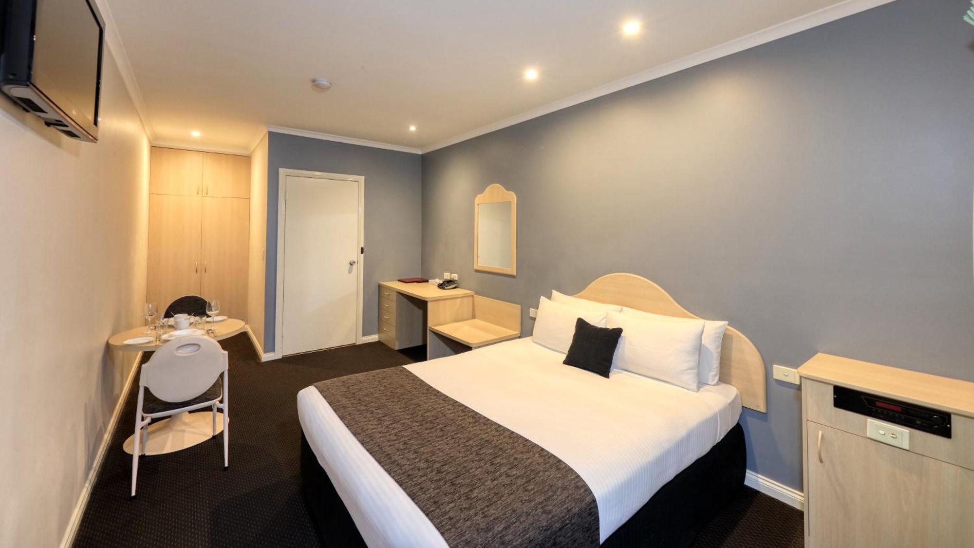 Charles Rasp Motor & 3* Broken Hill